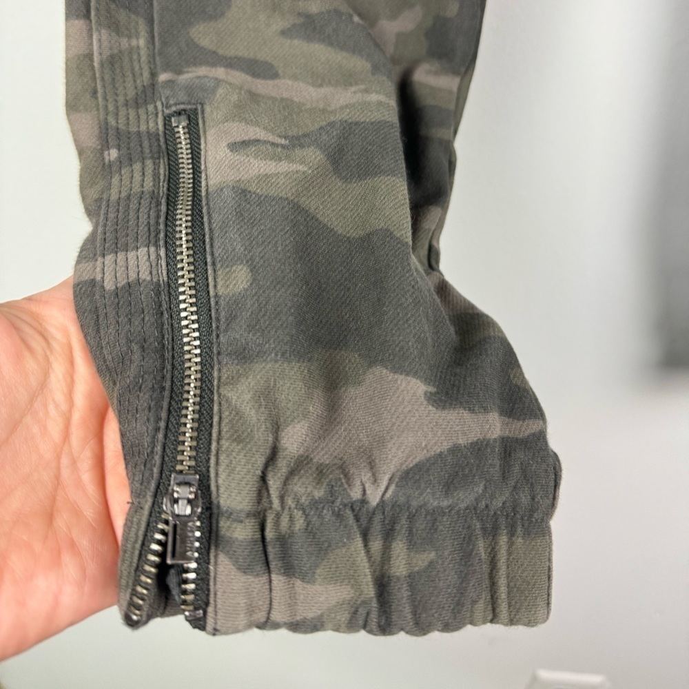 Athleta Gray/Green Camo Farallon Jogger, Size 4 - Picture 4 of 13